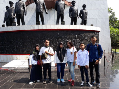 kunjungan-sekolah-ke-monumen-pancasila-sakti